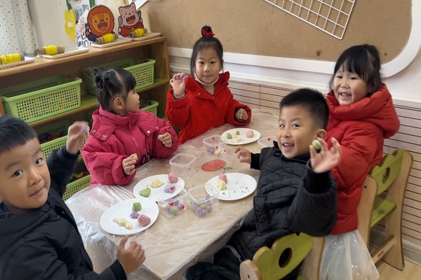 瑞龙迎新， 趣享元旦——市二幼开展“庆元旦迎新年”家长半日开放活动