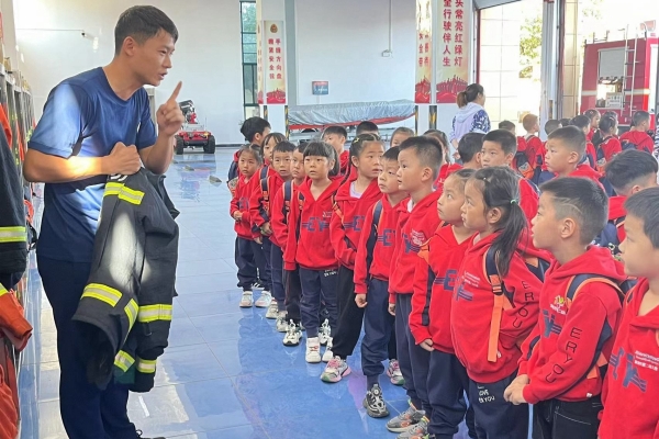 致敬火焰蓝，走进消防队 ——宣城市第二幼儿园大班年级组社区活动