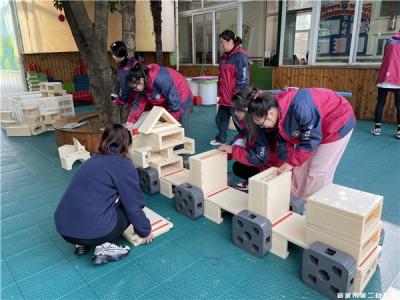 户外建构促发展——市二幼开展亿童户外建构游戏培训活动