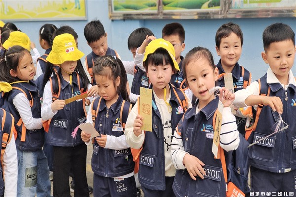 【童教育·课题研究】从“幼”见“小”   探秘成长 ——宣城市第二幼儿园幼小衔接之参观小学活动 每一场温暖的教育  都从美好的相遇开始  踏着初夏的脚步  大班孩子进入了毕业倒计时  向往的小学  亦是未知的前方  你好，小学！  很高兴与你相遇......  为帮助孩子们直观感受小学生活的真实模样，缓解入学焦虑，搭建幼小衔接的坚实桥梁，近期，宣城市第二幼儿园的孩子们怀着好奇与期待，走进小学，开启了一场“沉浸式”游学之旅，共赴与成长的美好约定。  心有所问  趣发现：提问藏着好奇心  对于即将踏入小学的大班孩子来说，小学校园里的一切都充满了未知与好奇。活动前期，孩子们纷纷说出了自己的疑问，每一个问题都承载着他们对小学的向往。 小学和幼儿园有什么不同？是不是没有玩具区啦？——凡凡 小学教室里有柜子吗？可以放自己的东西吗？——冉冉 教室里有卫生间吗？小学的卫生间在哪里？会不会很远？——玥玥 小学里有滑滑梯吗？我们下课可以去玩吗？——可可 基于孩子对小学校园环境与功能空间的认知需求，老师们以“问题导向”为支架，梳理孩子们提出的问题，构建起“儿童提问——实践验证——总结梳理”的探究路径，让孩子们在寻找答案的过程中主动建构认知。  萌娃探校  乐畅游：探秘校园新天地  带着满肚子的疑问，孩子们兴奋地踏进小学的校门，用五感捕捉校园里的每一个特色符号——整齐的班牌、清晰的功能室标识、宽阔的操场，零距离感知着小学空间布局与幼儿园的差异。 充满奥秘的科学馆、书香满满的图书室、宽敞明亮的报告厅、整齐有序的教室、设备崭新的微机室……每一处角落都藏着新鲜惊喜，每一处特色空间都让孩子们充满新鲜感，用脚步丈量校园的每一寸土地，慢慢感受小学的多元魅力，心中对小学生活的向往又多了几分热切。  校园探秘  乐求知：解锁小学生的一天 孩子们在报告厅认真观看《小学生的一天》主题视频，视频里生动展现了哥哥姐姐们丰富的校园生活：清晨整齐列队、大声早读，课堂上端坐听讲、积极举手，课间文明游戏、快乐活动，还有去图书馆看书、上有趣的科学实验课等场景。充实又规律的小学生活让孩子们看得目不转睛，既感受到了小学的有趣与温暖，也为即将到来的小学生活做好了充分的心理准备。  校园探秘  趣实践：沉浸式体验小学课堂  带着兴奋与好奇， 大班孩子们走进小学教室，与哥哥姐姐一同体验小学课堂。 孩子们走进课堂，观看小学生认读生字、朗读课文，感受汉字魅力；认识数字、了解加减法，体验小学学习节奏。 课堂上，孩子们努力模仿小学生的模样，挺直腰板、坐端正，认真观察小学课堂与幼儿园的不同。 哥哥姐姐坐姿端正，举手安静  不喊“我我我”  回答问题完整流畅  上课不随便下位、不擅自离座  特别守纪律  互动环节中，哥哥姐姐主动带孩子们学数学、背古诗，耐心解答疑问，孩子们在亲身参与中真切感受到小学课堂的趣味与魅力。   赠送书签  新收获：关于“阅读”的小惊喜 在小学探校之旅中，孩子们迎来了一份特别的惊喜——定制书签体验。盖章、展示，孩子们认真又专注，一枚枚带着自己印记的书签，成了这次探校最特别的纪念。 这枚小小的书签，是小学送给孩子们的阅读礼物，也是对他们未来成长的美好祝愿，愿孩子们带着这份美好，爱上阅读，奔赴属于自己的小学时光。  幼小衔接，不是简单的过渡，而是一场温暖的成长接力。本次幼儿园到小学的探秘之旅，让孩子们在“问、看、听、记”中，直观感受小学生活，主动建构认知，培养适应能力。   幼儿园到小学  不是翻山越岭  不是跳跃大沟深壑  也不是进入天壤之别的生活  而是童年生活的一种自然延伸和过渡~