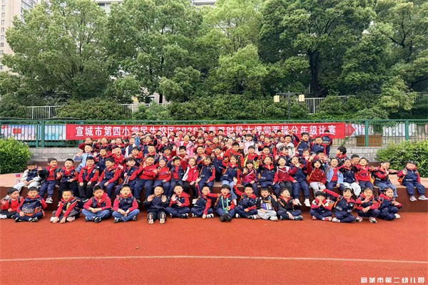 【童教育·课题研究】从“幼”见“小”   探秘成长 ——宣城市第二幼儿园幼小衔接之参观小学活动 每一场温暖的教育  都从美好的相遇开始  踏着初夏的脚步  大班孩子进入了毕业倒计时  向往的小学  亦是未知的前方  你好，小学！  很高兴与你相遇......  为帮助孩子们直观感受小学生活的真实模样，缓解入学焦虑，搭建幼小衔接的坚实桥梁，近期，宣城市第二幼儿园的孩子们怀着好奇与期待，走进小学，开启了一场“沉浸式”游学之旅，共赴与成长的美好约定。  心有所问  趣发现：提问藏着好奇心  对于即将踏入小学的大班孩子来说，小学校园里的一切都充满了未知与好奇。活动前期，孩子们纷纷说出了自己的疑问，每一个问题都承载着他们对小学的向往。 小学和幼儿园有什么不同？是不是没有玩具区啦？——凡凡 小学教室里有柜子吗？可以放自己的东西吗？——冉冉 教室里有卫生间吗？小学的卫生间在哪里？会不会很远？——玥玥 小学里有滑滑梯吗？我们下课可以去玩吗？——可可 基于孩子对小学校园环境与功能空间的认知需求，老师们以“问题导向”为支架，梳理孩子们提出的问题，构建起“儿童提问——实践验证——总结梳理”的探究路径，让孩子们在寻找答案的过程中主动建构认知。  萌娃探校  乐畅游：探秘校园新天地  带着满肚子的疑问，孩子们兴奋地踏进小学的校门，用五感捕捉校园里的每一个特色符号——整齐的班牌、清晰的功能室标识、宽阔的操场，零距离感知着小学空间布局与幼儿园的差异。 充满奥秘的科学馆、书香满满的图书室、宽敞明亮的报告厅、整齐有序的教室、设备崭新的微机室……每一处角落都藏着新鲜惊喜，每一处特色空间都让孩子们充满新鲜感，用脚步丈量校园的每一寸土地，慢慢感受小学的多元魅力，心中对小学生活的向往又多了几分热切。  校园探秘  乐求知：解锁小学生的一天 孩子们在报告厅认真观看《小学生的一天》主题视频，视频里生动展现了哥哥姐姐们丰富的校园生活：清晨整齐列队、大声早读，课堂上端坐听讲、积极举手，课间文明游戏、快乐活动，还有去图书馆看书、上有趣的科学实验课等场景。充实又规律的小学生活让孩子们看得目不转睛，既感受到了小学的有趣与温暖，也为即将到来的小学生活做好了充分的心理准备。  校园探秘  趣实践：沉浸式体验小学课堂  带着兴奋与好奇， 大班孩子们走进小学教室，与哥哥姐姐一同体验小学课堂。 孩子们走进课堂，观看小学生认读生字、朗读课文，感受汉字魅力；认识数字、了解加减法，体验小学学习节奏。 课堂上，孩子们努力模仿小学生的模样，挺直腰板、坐端正，认真观察小学课堂与幼儿园的不同。 哥哥姐姐坐姿端正，举手安静  不喊“我我我”  回答问题完整流畅  上课不随便下位、不擅自离座  特别守纪律  互动环节中，哥哥姐姐主动带孩子们学数学、背古诗，耐心解答疑问，孩子们在亲身参与中真切感受到小学课堂的趣味与魅力。   赠送书签  新收获：关于“阅读”的小惊喜 在小学探校之旅中，孩子们迎来了一份特别的惊喜——定制书签体验。盖章、展示，孩子们认真又专注，一枚枚带着自己印记的书签，成了这次探校最特别的纪念。 这枚小小的书签，是小学送给孩子们的阅读礼物，也是对他们未来成长的美好祝愿，愿孩子们带着这份美好，爱上阅读，奔赴属于自己的小学时光。  幼小衔接，不是简单的过渡，而是一场温暖的成长接力。本次幼儿园到小学的探秘之旅，让孩子们在“问、看、听、记”中，直观感受小学生活，主动建构认知，培养适应能力。   幼儿园到小学  不是翻山越岭  不是跳跃大沟深壑  也不是进入天壤之别的生活  而是童年生活的一种自然延伸和过渡~